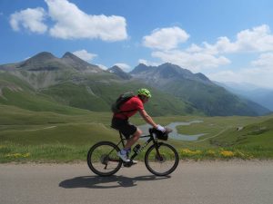 Où se trouve le col du galibier et comment le découvrir à vélo